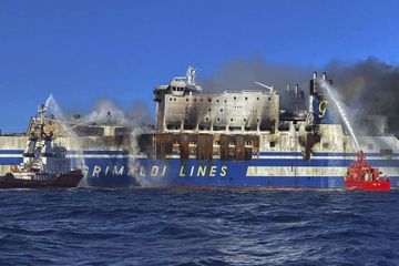 Un ferry italien toujours en feu en Grèce, douze routiers portés disparus