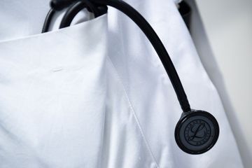 Un médecin, touché par le coronavirus et visé par des commentaires haineux sur Internet, se suicide