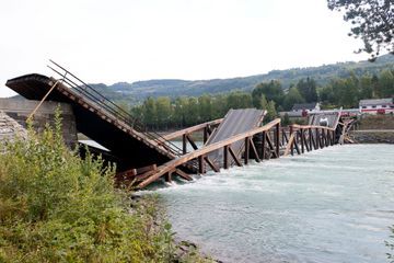Un pont s'effondre en Norvège, plusieurs véhicules tombent à l'eau