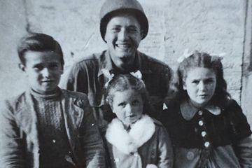 Un vétéran américain de la Seconde guerre mondiale retrouve 3 enfants qu'il a failli tuer