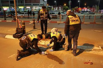 Une attaque au couteau et à la voiture bélier fait quatre morts en Israël
