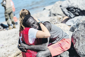Une bénévole de la Croix-Rouge harcelée après avoir réconforté un migrant