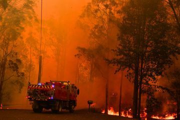 Une centaine d'incendies simultanés font rage en Australie