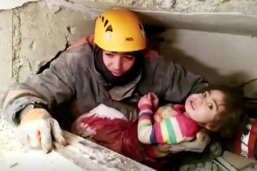 Une fillette de 2 ans miraculeusement sauvée des décombres en Turquie