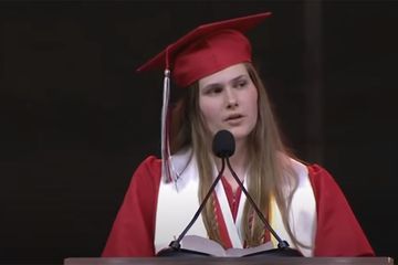 Une lycéenne transforme son discours de remise de diplôme en plaidoyer courageux pour l'avortement