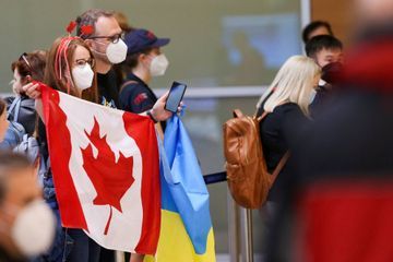 Une nouvelle vie commence au Canada pour des réfugiés ukrainiens