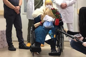 Une Russe fête son centième anniversaire en sortant de l'hôpital, guérie du coronavirus