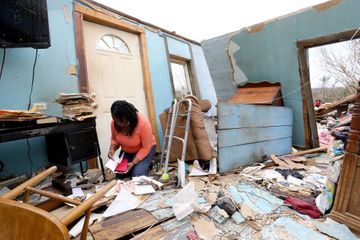 Une tornade tue cinq personnes et décime des maisons en Alabama