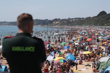 Vague de chaleur en Angleterre : des plages débordées, la police intervient