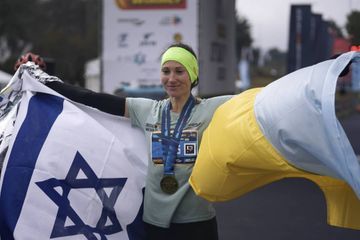 Valentyna Veretska, coureuse ukrainienne ayant fui la guerre, remporte le marathon de Jérusalem
