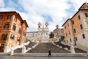 Virus: à peine fermées, une partie des églises de Rome rouvrent