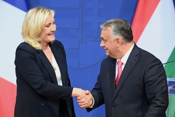 À Budapest, Marine Le Pen soutient Viktor Orban et critique l'UE