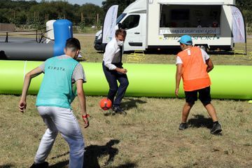A Chambord, Emmanuel Macron joue au foot avec des jeunes
