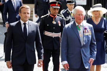 A Londres avec le prince Charles, Macron salue le 