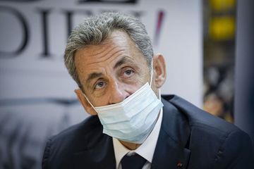 A Marseille, Nicolas Sarkozy défend Didier Raoult