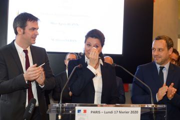 Agnès Buzyn, émue aux larmes, lors de sa passation de pouvoir