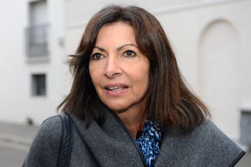 Anne Hidalgo enjoint les militants socialistes 