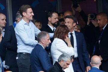 Après l'investiture, Emmanuel Macron retrouve son frère Laurent au Stade de France