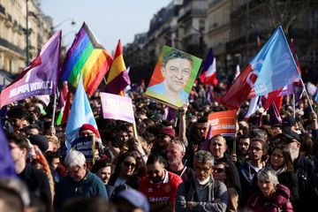 Au meeting de Jean-Luc Mélenchon, foule en liesse et programme de rupture