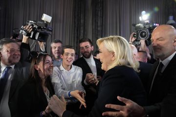 Au QG de Marine Le Pen, message d'espoir et champagne