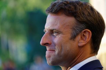 Aucun enseignant ne débutera sa carrière sous 2.000 euros nets mensuels, annonce Emmanuel Macron
