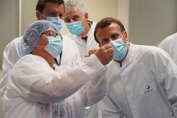 Chez Sanofi, Macron promet une 