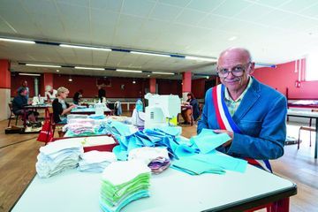 Contre le Covid-19, les mairies se mettent à la couture