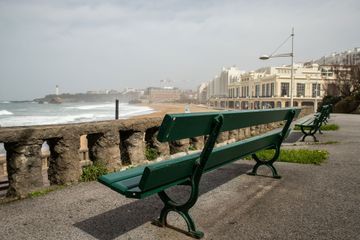 Coronavirus : A Biarritz, s'asseoir sur un banc plus de 2 minutes est interdit