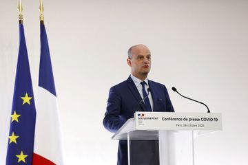 Covid-19 : Blanquer assure que contaminations dans les écoles sont maîtrisées