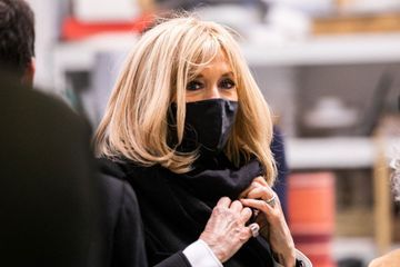 Covid-19 : Brigitte Macron rencontre des travailleurs qui préparent des autotests
