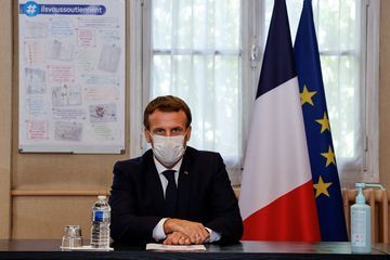 Covid-19 : Emmanuel Macron au chevet de l'hôpital