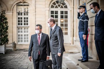 Covid-19 : Le président de la Polynésie française positif après avoir rencontré Emmanuel Macron