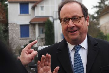 Devant des étudiants, Hollande moque Mélenchon et la campagne municipale de LREM