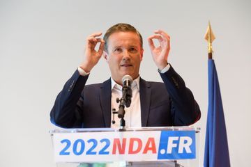 Dupont-Aignan attaque Macron, 