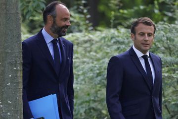 Edouard Philippe décoré par Emmanuel Macron lors d'une cérémonie 