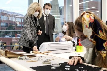 Emmanuel et Brigitte Macron à la rencontre des savoir-faire de la mode et du luxe