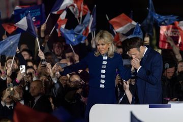 Emmanuel et Brigitte Macron, la victoire entourés des leurs