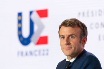 Emmanuel Macron appelle les Français à se tester avant les fêtes