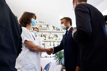 Emmanuel Macron au chevet des soins d'urgence dans un centre hospitalier à Cherbourg