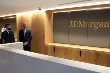 Emmanuel Macron chez JP Morgan pour marquer le retour d'activités financières en France