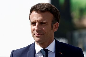 Emmanuel Macron cible le projet de révision de la Constitution de Marine Le Pen