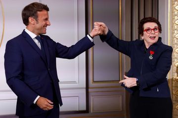 Emmanuel Macron décore Billie Jean King, icône du tennis mondial