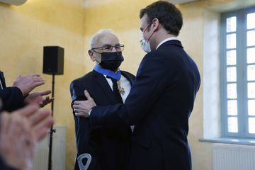 Emmanuel Macron décore Robert Hébras, l'ultime rescapé du massacre d'Oradour