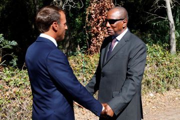 Emmanuel Macron et le président guinéen Alpha Condé, à Boulouris-sur-Mer.