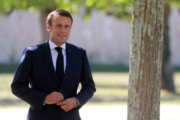 Emmanuel Macron face à des Français à distance du débat politique