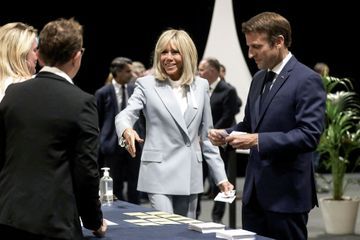 Emmanuel Macron otage de la droite