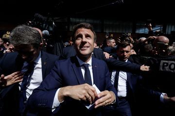 Emmanuel Macron visé par un jet de tomates cerises à Cergy
