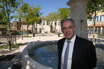 En Paca, Mariani fanfaronne
