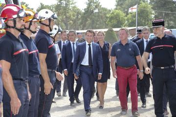 En photos : Emmanuel Macron avec les pompiers de Gironde