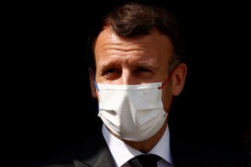 En visio avec des maires, Macron maintient prudemment l'objectif d'une réouverture à partir de la mi-mai